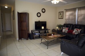 Smart TV - Great Location Near Downtown & Airport (Tampa)
