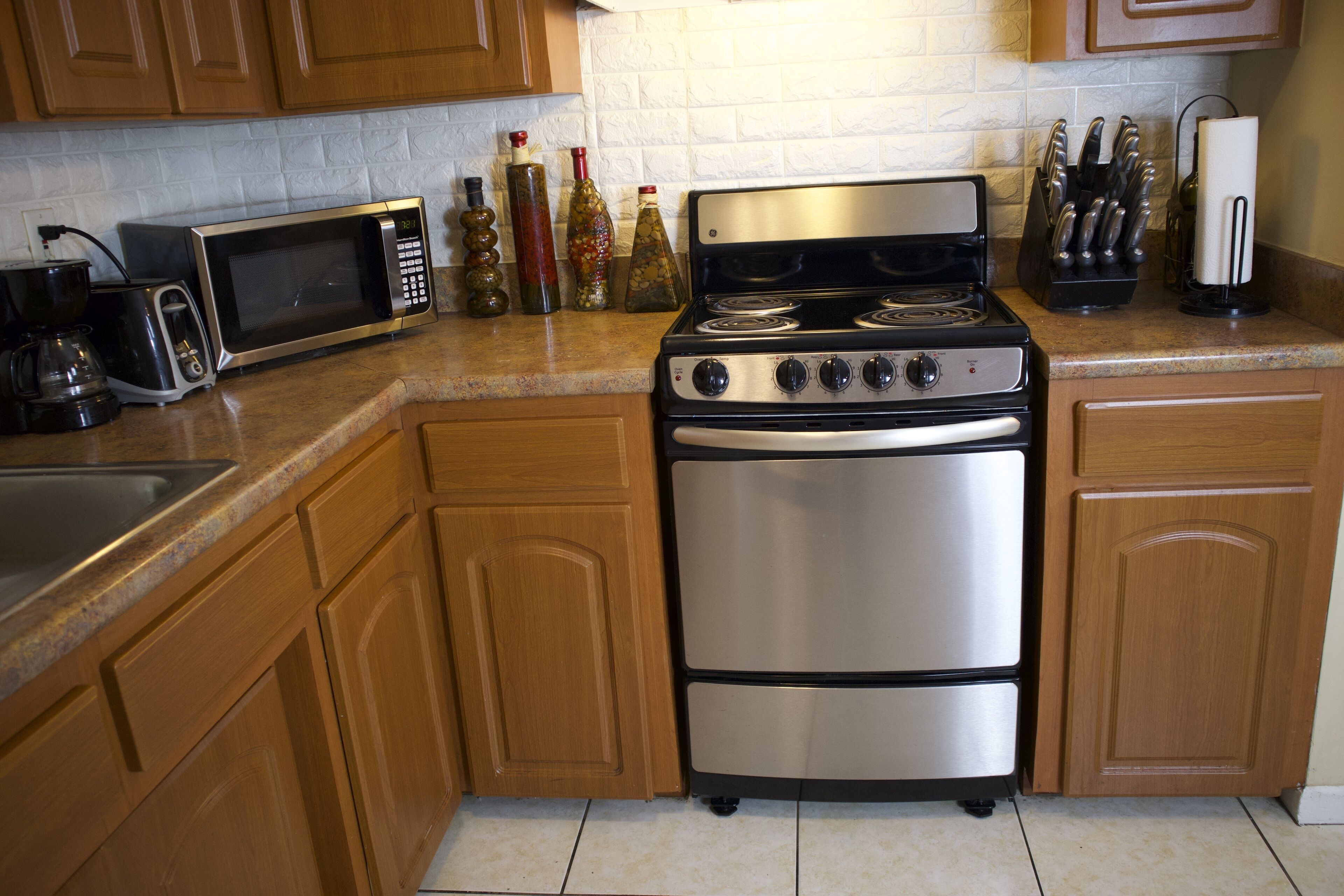 Kjøleskap, mikrobølgeovn, ovn og kokeplater