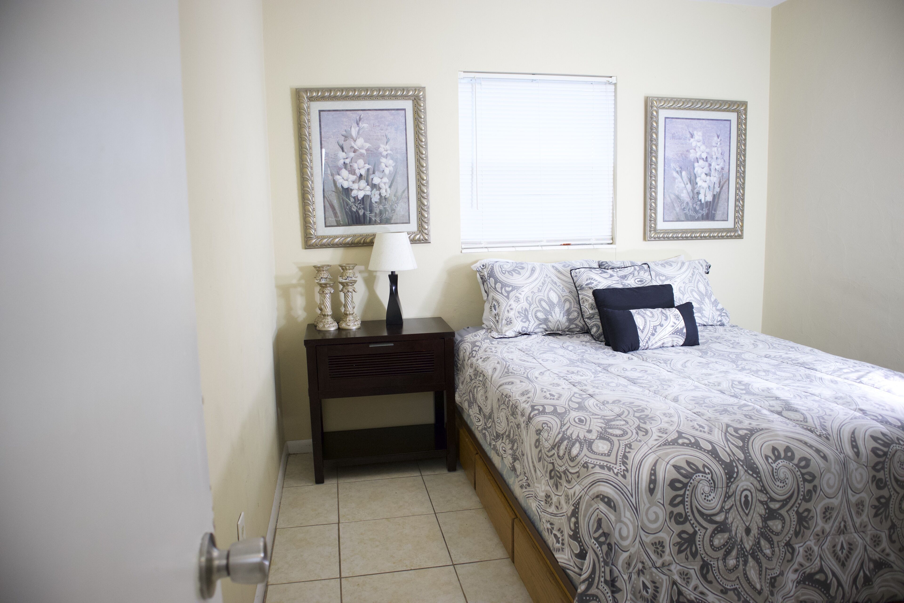 3 makuuhuonetta, tallelokero huoneessa, silitysrauta/-lauta