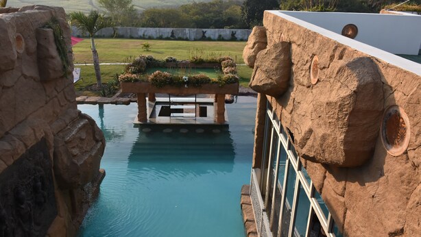 Poolside bar - La Ru (Mount Moreland)