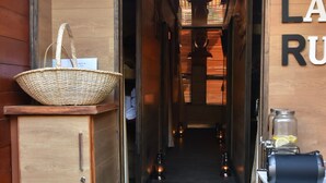 Couples treatment rooms, hot stone massages, deep-tissue massages - La Ru (Mount Moreland)