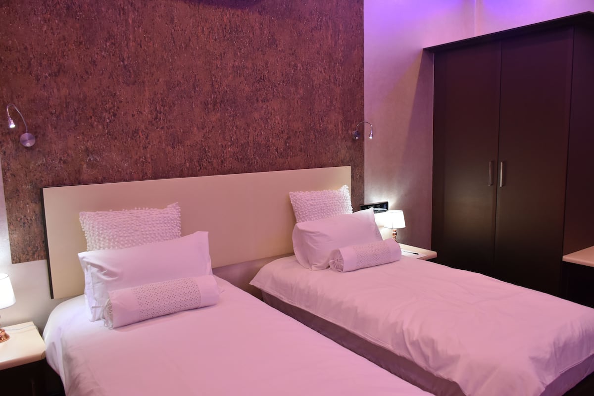 Habitación Deluxe | Minibar, caja de seguridad en la habitación y escritorio
