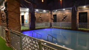Indoor pool, 2 outdoor pools, open 9:00 AM to 6:00 PM, pool umbrellas - La Ru (Mount Moreland)