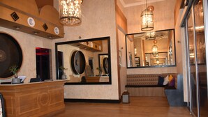 Lobby - La Ru (Mount Moreland)