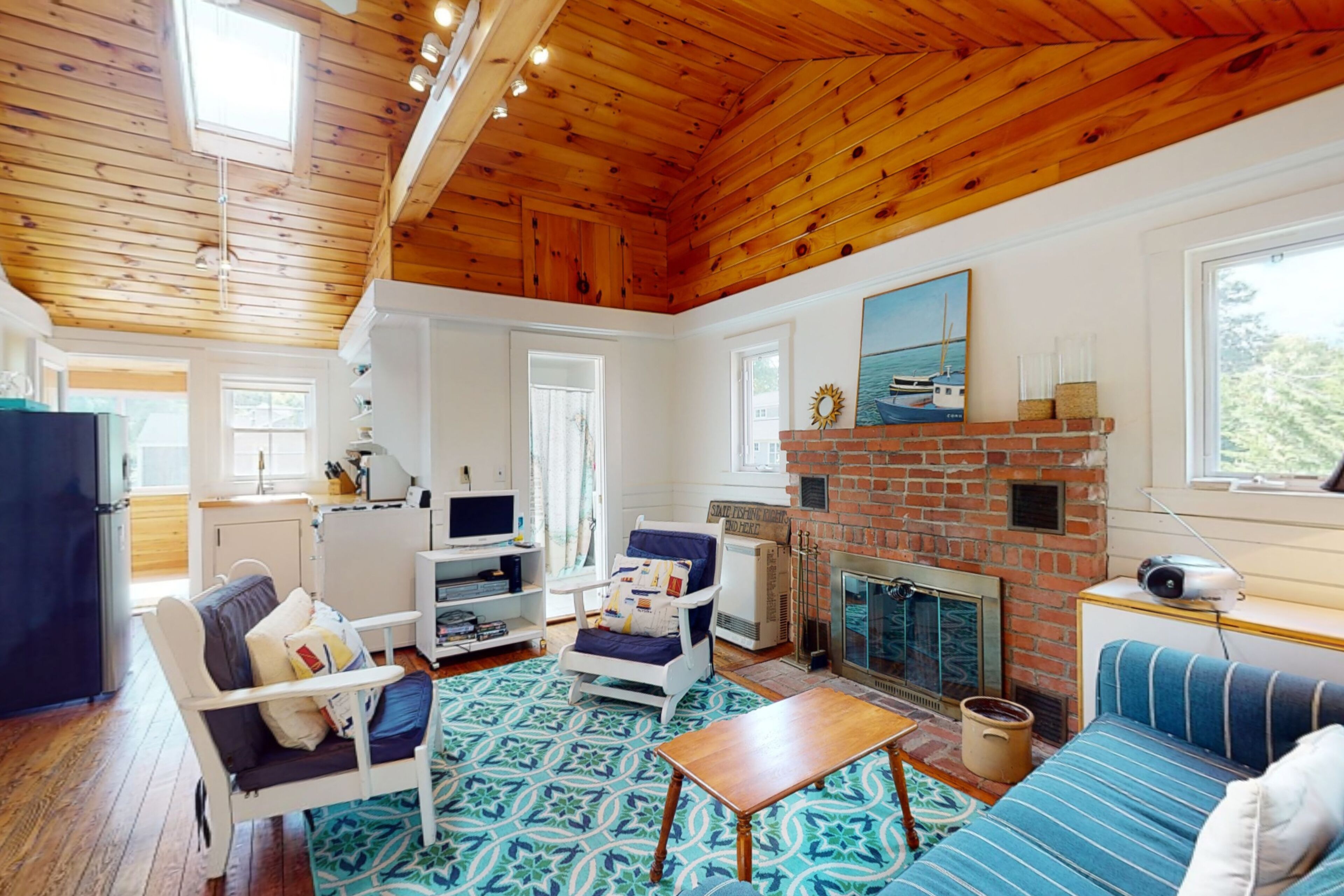 Lovely cottage near beach and town - screened porch, outdoor shower, picnic area