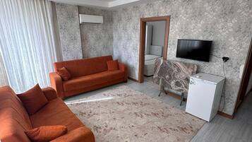 Apartamento, 1 habitación | Zona de estar | Una televisión LCD