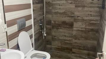 Suite | Baño | Ducha, secador de pelo, zapatillas y toallas