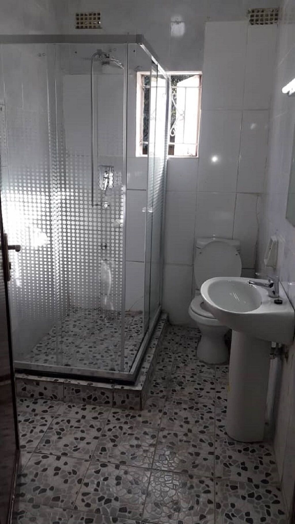 Ensemble douche/baignoire, serviettes fournies, savon, papier toilette