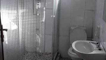 Ensemble douche/baignoire, serviettes fournies, savon, papier toilette
