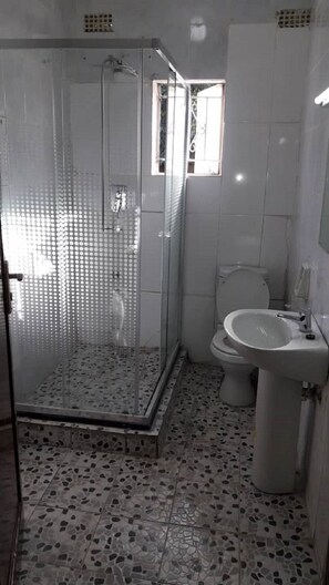 وحدات دش مع أحواض استحمام، مناشف، صابون، ورق حمّام