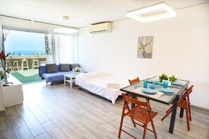 Flat-screen TV - The sunset suit (Netanya)