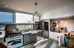 Family Apartment, Sea View | Private kitchen