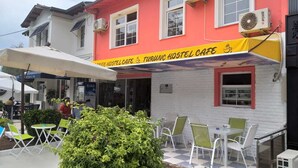 Interior entrance - TURUNÇ HOSTEL CAFE (Fethiye)