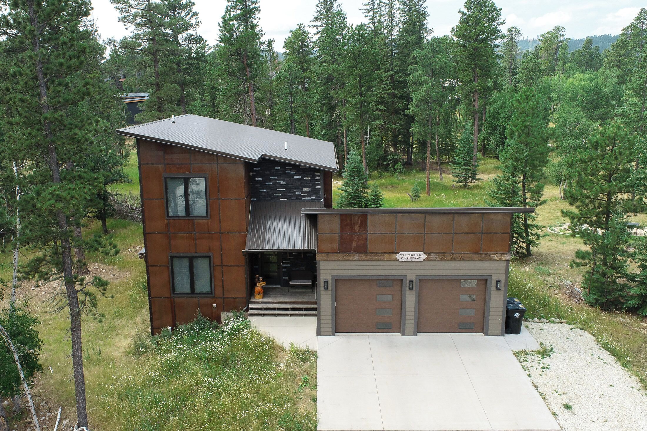 Modern Rustic Secluded Cabin on Paved Roads w/ Hot Tub and Clubhouse w/ Pool!