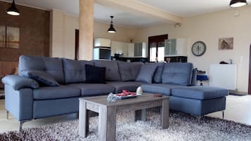 Villa, 2 chambres | Coin séjour | Télévision à écran plat
