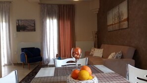 Villa, 2 Schlafzimmer | Essbereich im Zimmer