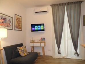 Smart TV, books - GELSO HOME ... emotions in the heart of Naples ... (Napoli)