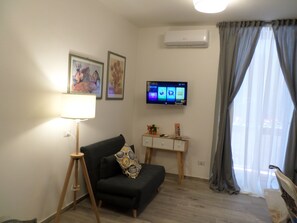 Smart TV, books - GELSO HOME ... emotions in the heart of Naples ... (Napoli)