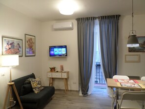 Smart TV, books - GELSO HOME ... emotions in the heart of Naples ... (Napoli)