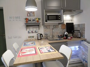 Fridge, microwave, oven, stovetop - GELSO HOME ... emotions in the heart of Naples ... (Napoli)