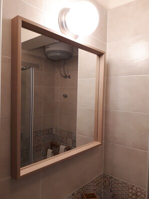Bruser, hårtørrer, bidet, håndklæder