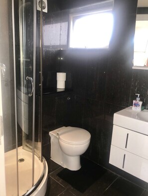 Bathroom - Enjoy your break in a Beautiful home in Hempstead (London)