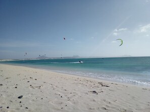 Pantai berhampiran, pasir hitam 