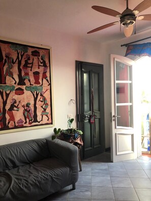 Panoramic-Apartment, Küche, Meerblick | Wohnbereich