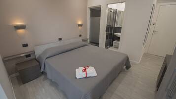 Deluxe-Doppelzimmer, 1 Queen-Bett, Hafenblick | Betten mit Memory-Foam-Matratzen, Zimmersafe, Schreibtisch