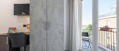 Memory foam beds, in-room safe, desk, laptop workspace