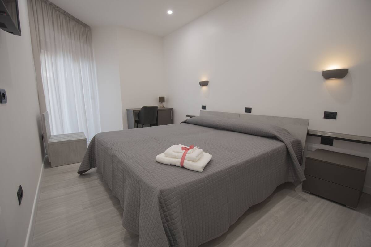Habitación doble superior, 1 cama de matrimonio, vistas al puerto | Colchones viscoelásticos, caja fuerte, escritorio
