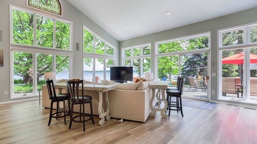 Island View: "Lakeside Luxury and Family Reunion Friendly!"