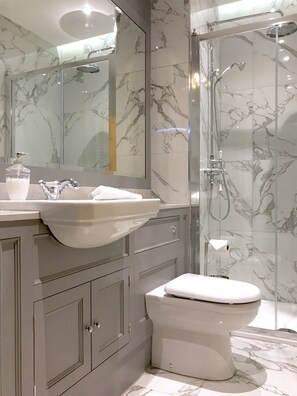 Baignoire, séchoir à cheveux, serviettes fournies, savon