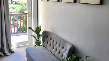 智能電視、壁爐、書籍