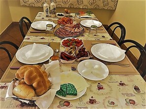 Free daily buffet breakfast