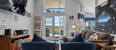 Een televisie en boeken