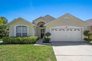 Exterior - Wheelchair accessible Lakeview 4BR house with pool, spa, themed rooms, game room (Kissimmee)