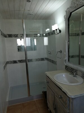 Douche, serviettes fournies, papier toilette