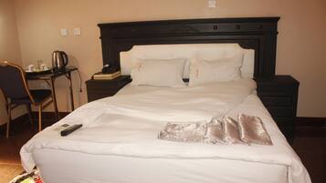 Standard Double Room | Minibar, in-room safe, desk, laptop workspace