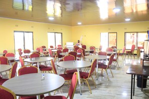 供應早餐、午餐和晚餐，當地和國際料理