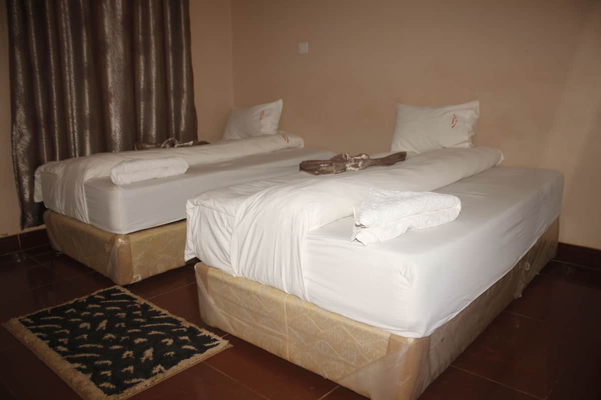 Twin Room | Minibar, in-room safe, desk, laptop workspace