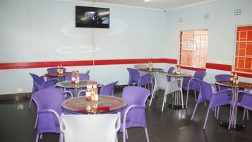 حيث تُقدم وجبات الإفطار، الغداء، العشاء، خيارت الطبخ المحلي والعالمي