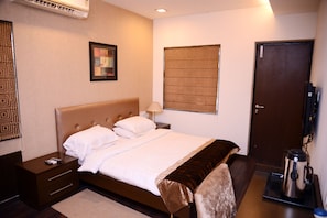 Egyptian cotton sheets, premium bedding, memory-foam beds, in-room safe