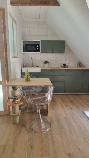 Frigorífico, microondas, placa de cocina y cafetera o tetera
