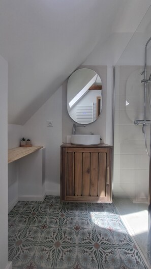 Een douche, een haardroger, toiletpapier