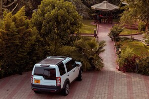 Free self-parking - The Charity Hotel International (Arusha)