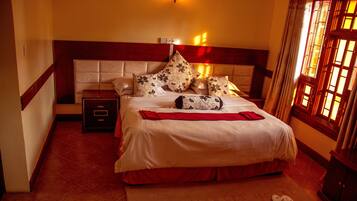 Executive Room | Minibar, in-room safe, individually decorated, individually furnished