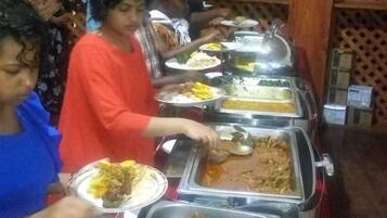 Se sirven desayunos, almuerzos, cenas y cocina local e internacional