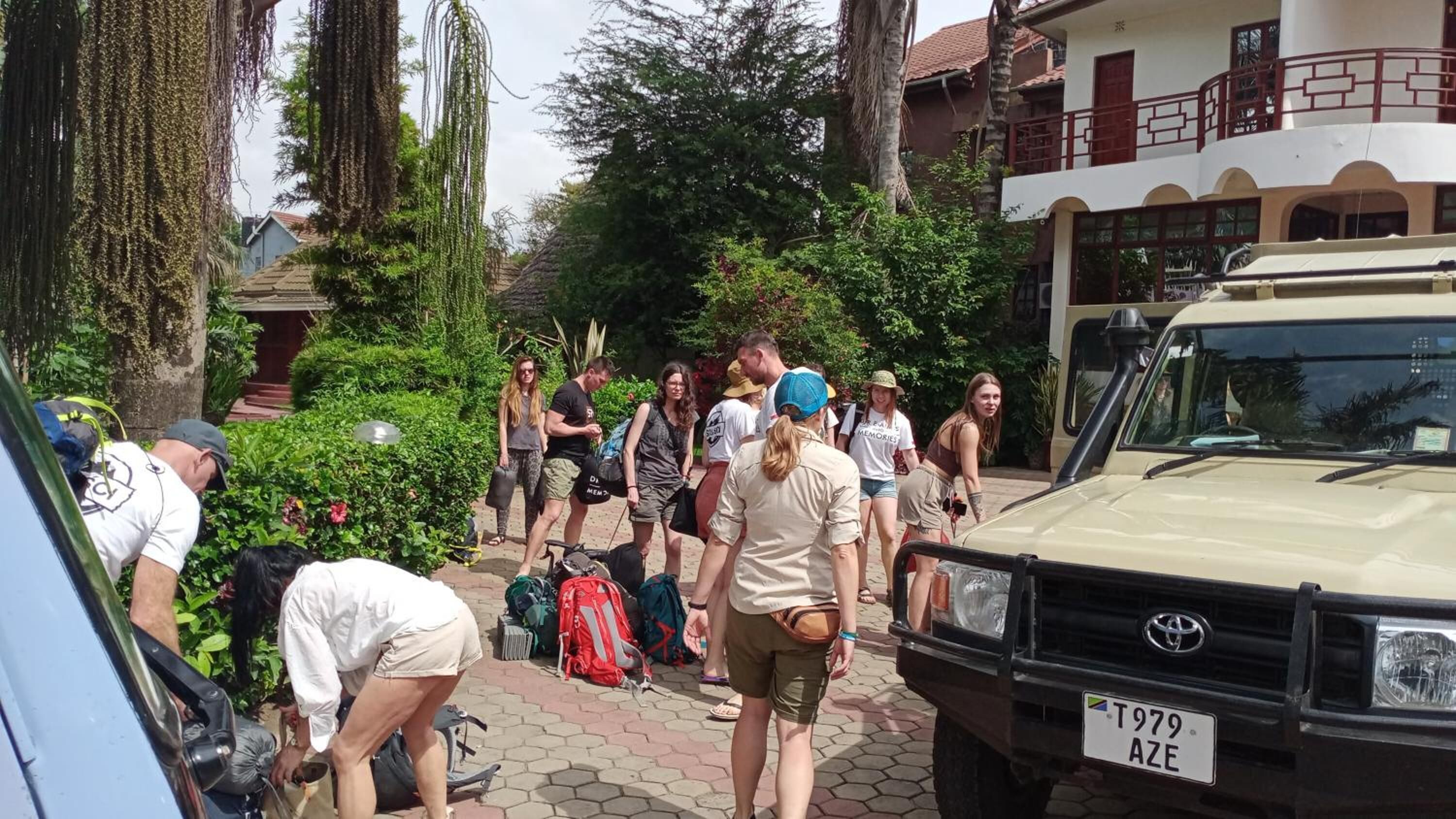 Un groupe de personnes s’est rassemblé autour d’un véhicule dont la plaque d’immatriculation est T 979 AZE, qui était stationné dans une allée menant à une maison.