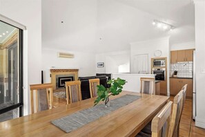 Une cuisine moderne avec des meubles blancs, un four à micro-ondes et une cuisinière.